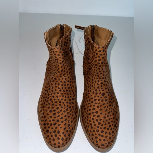NWT. Women's Emma Leopard Print Ankle Bootie Brown - Universal Thread Size 9.5 - Picture 2 of 10